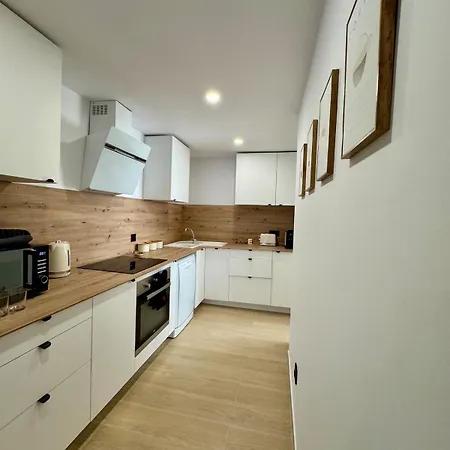 Modern By & Old Town With Pool شقة إِستيبونا